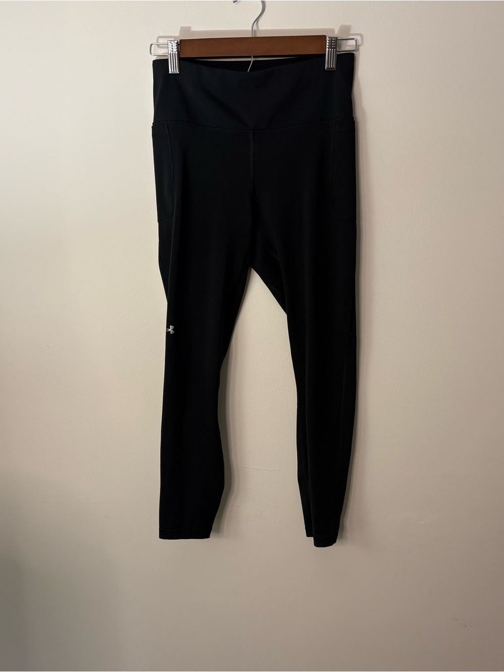 Under Armour Women’s Medium Black Leggings Pockets Fitted Gym Workout U7